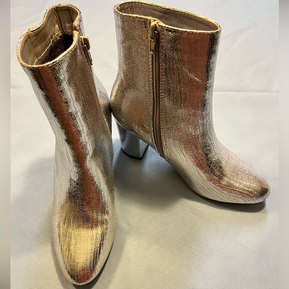 Camel Toes Silver Colored Boot in Size 7 - Picture 3 of 12